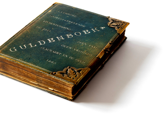 Foto van de omslag van het Gulden Boek (deel1).