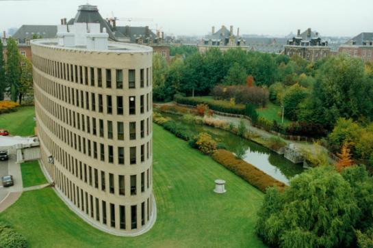 Luchtfoto van Gebouw M op Campus Oefenplein