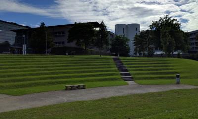 Foto van het groen amfitheater en gebouw D (FOTO2539)